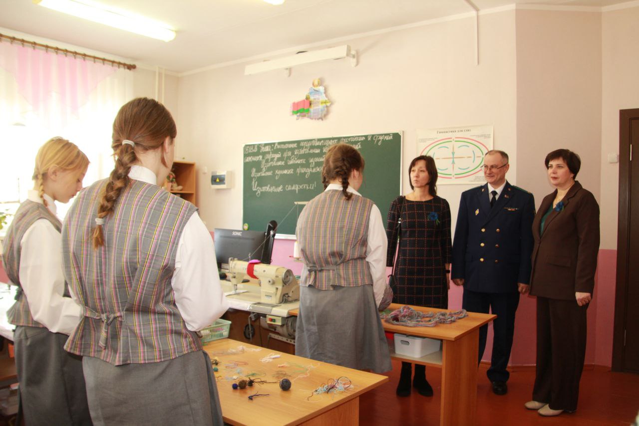 Праздник и внимание — каждой девушке!