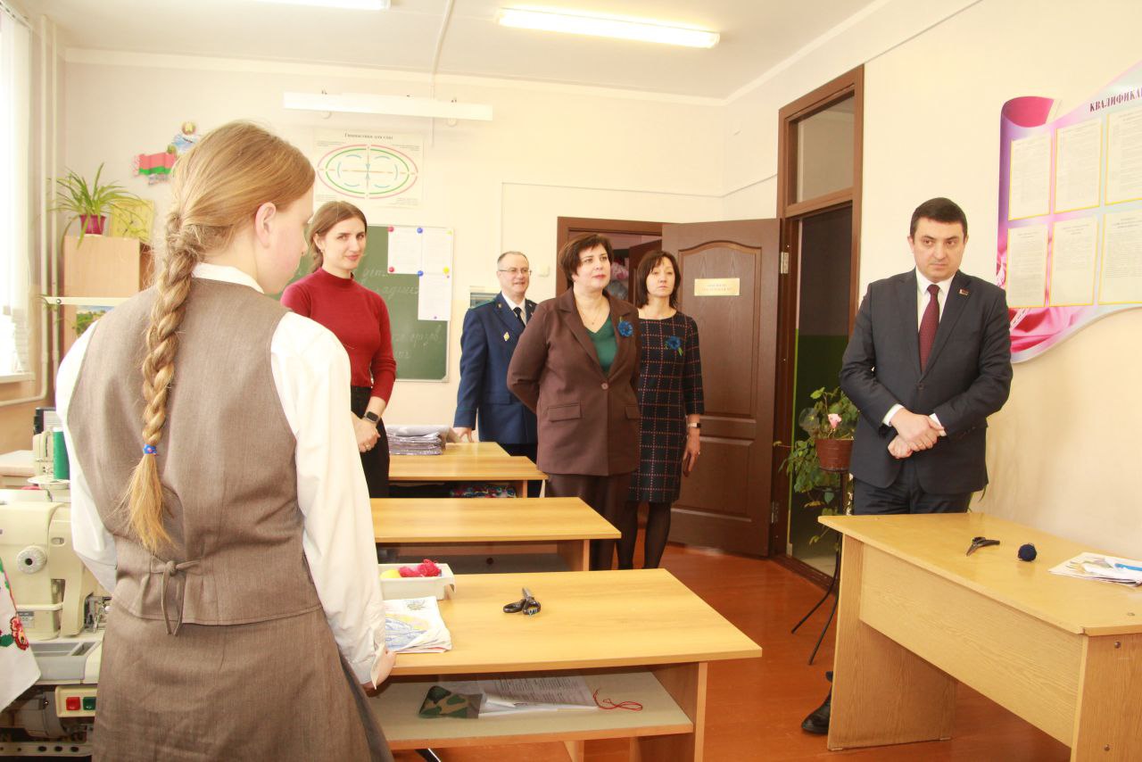 Праздник и внимание — каждой девушке!