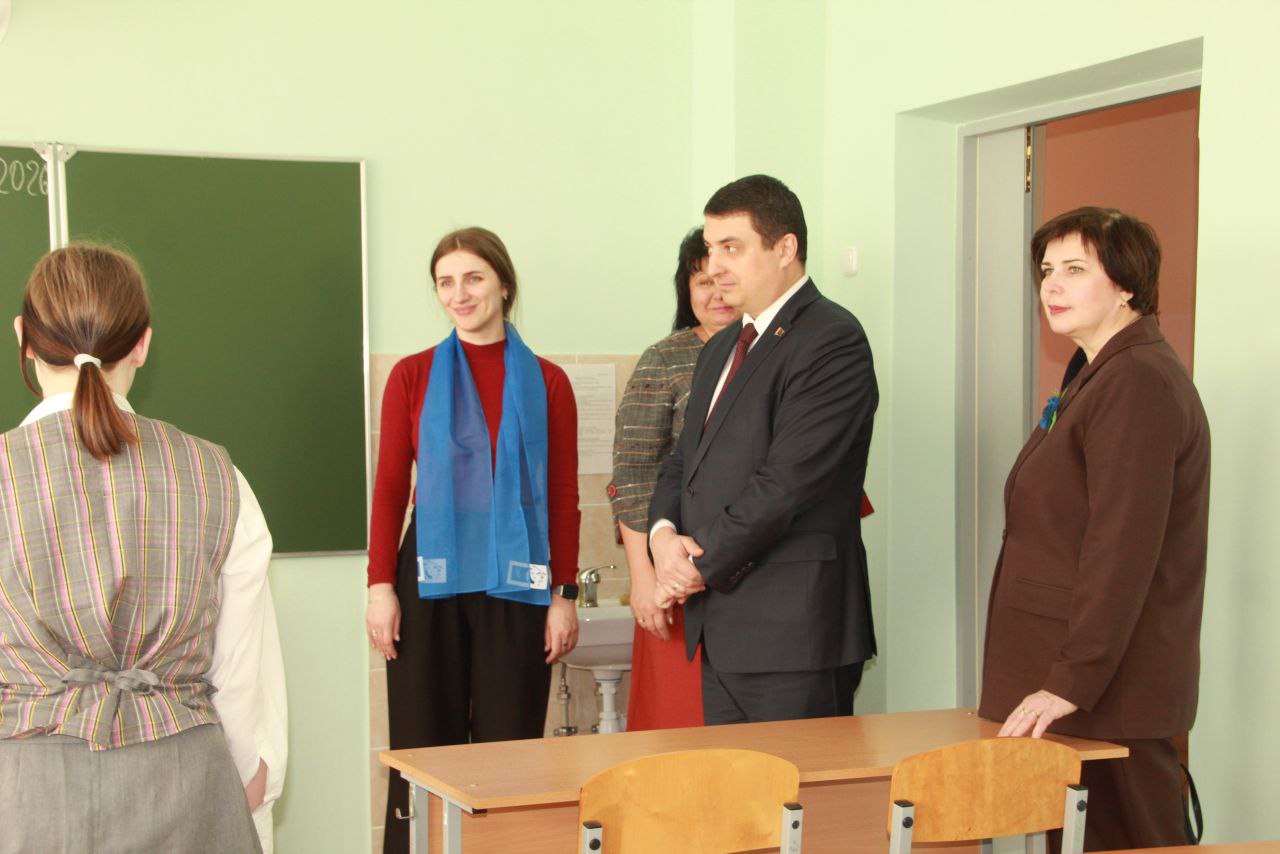 Праздник и внимание — каждой девушке!