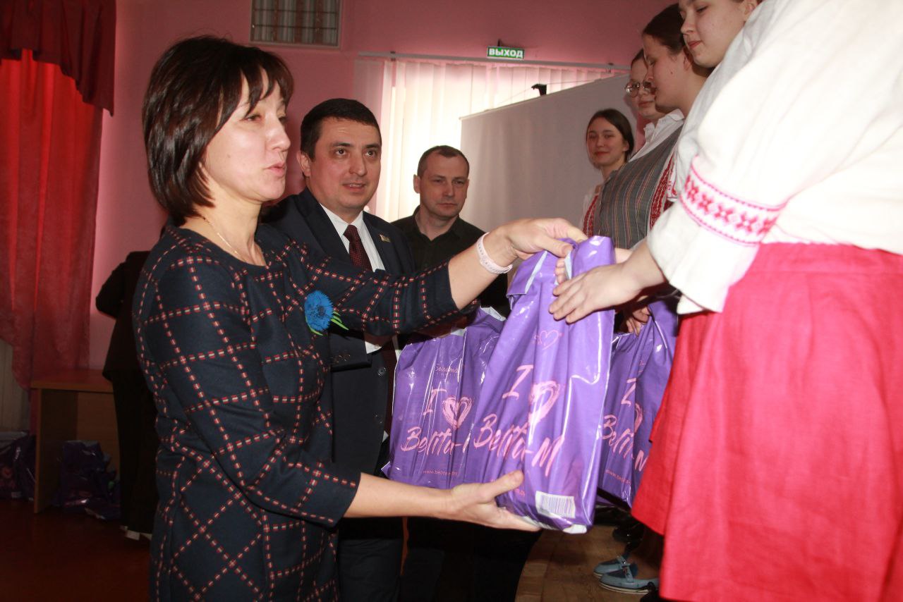 Праздник и внимание — каждой девушке!