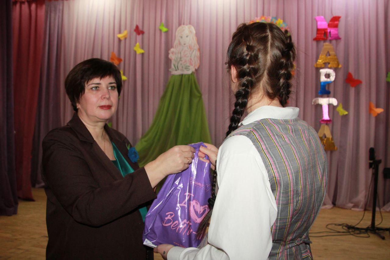 Праздник и внимание — каждой девушке!