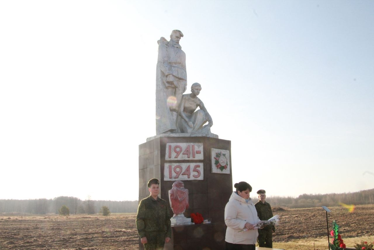 Память, которую не заглушит время: митинг в деревне Людвиново