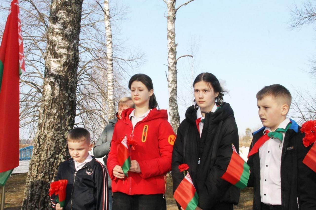 Сёння ў Вялікіх Сялюцічах каля брацкай магілы ахвярам фашызму прайшоў мітынг-рэквіем "Не забудзем ніколі"