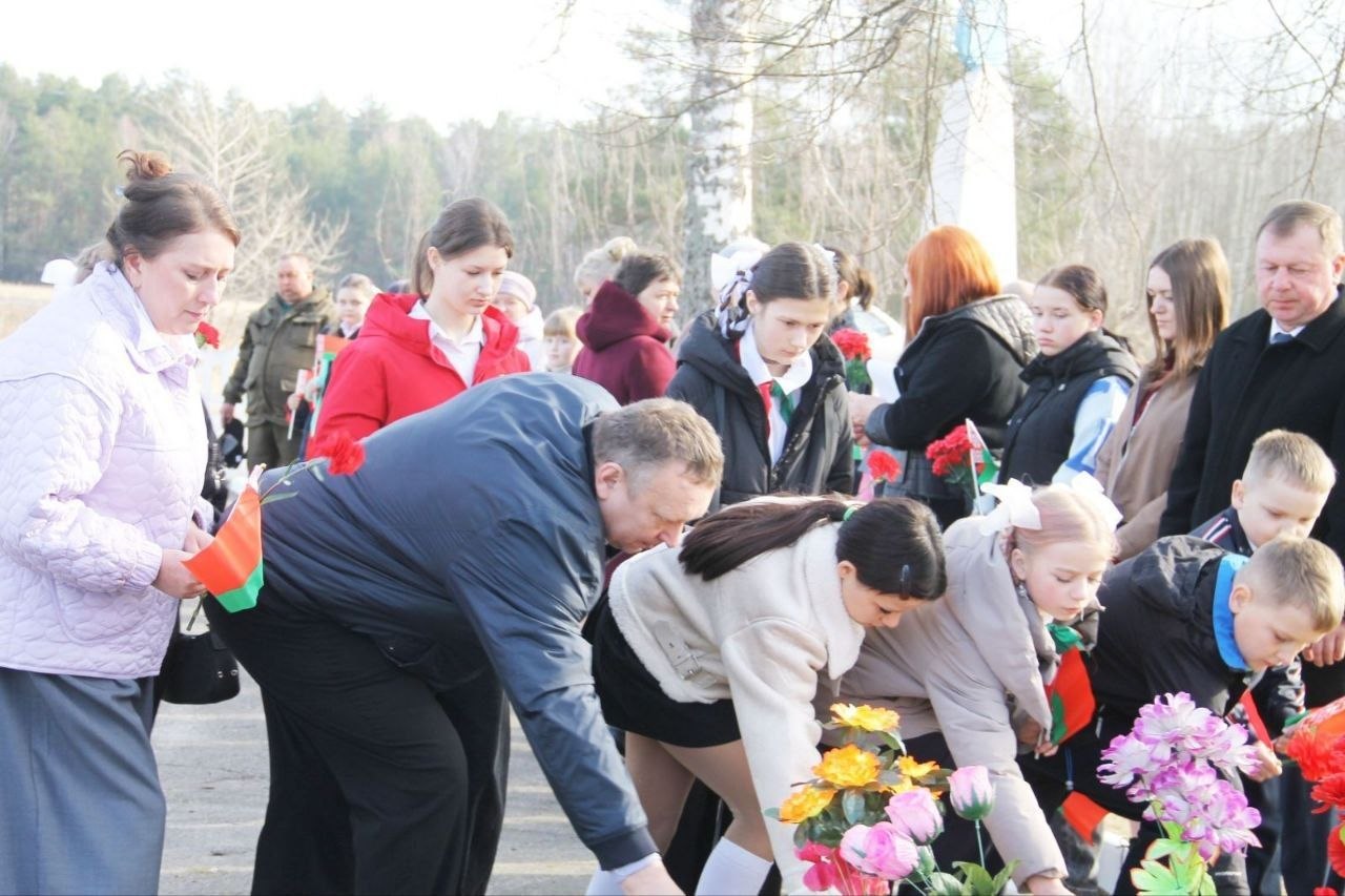 Сёння ў Вялікіх Сялюцічах каля брацкай магілы ахвярам фашызму прайшоў мітынг-рэквіем "Не забудзем ніколі"