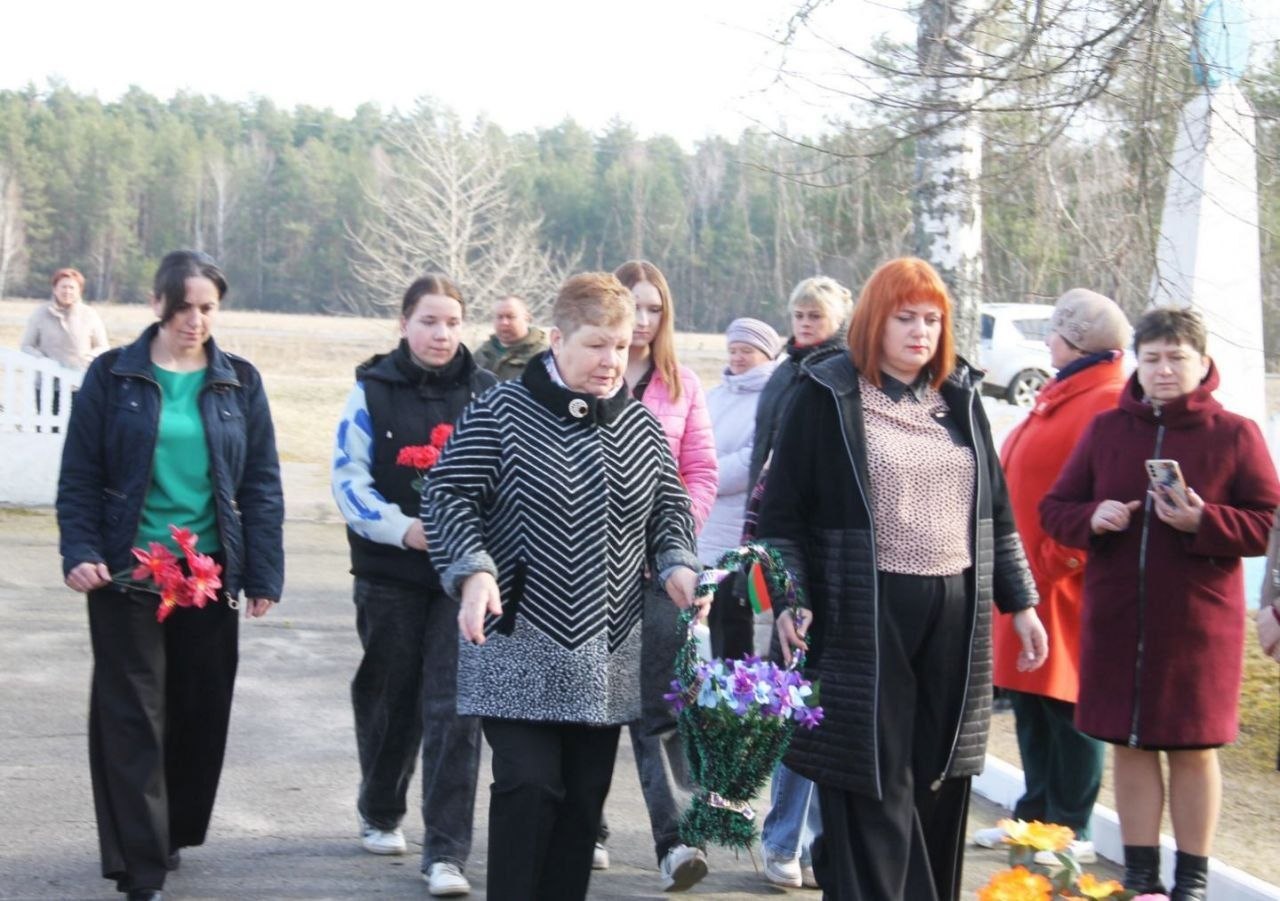 Сёння ў Вялікіх Сялюцічах каля брацкай магілы ахвярам фашызму прайшоў мітынг-рэквіем "Не забудзем ніколі"