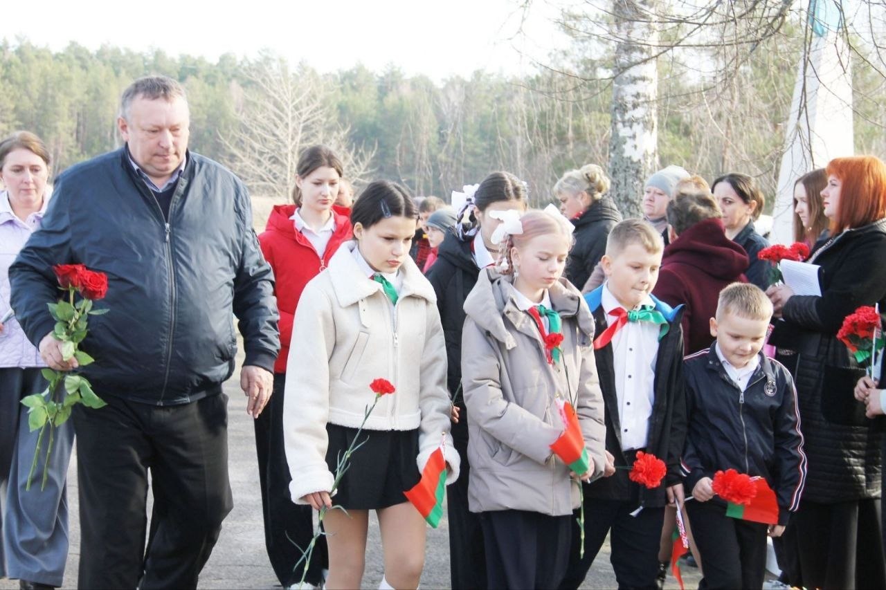 Сёння ў Вялікіх Сялюцічах каля брацкай магілы ахвярам фашызму прайшоў мітынг-рэквіем "Не забудзем ніколі"