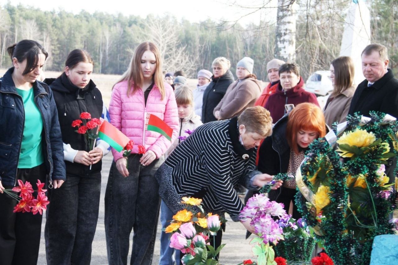 Сёння ў Вялікіх Сялюцічах каля брацкай магілы ахвярам фашызму прайшоў мітынг-рэквіем "Не забудзем ніколі"