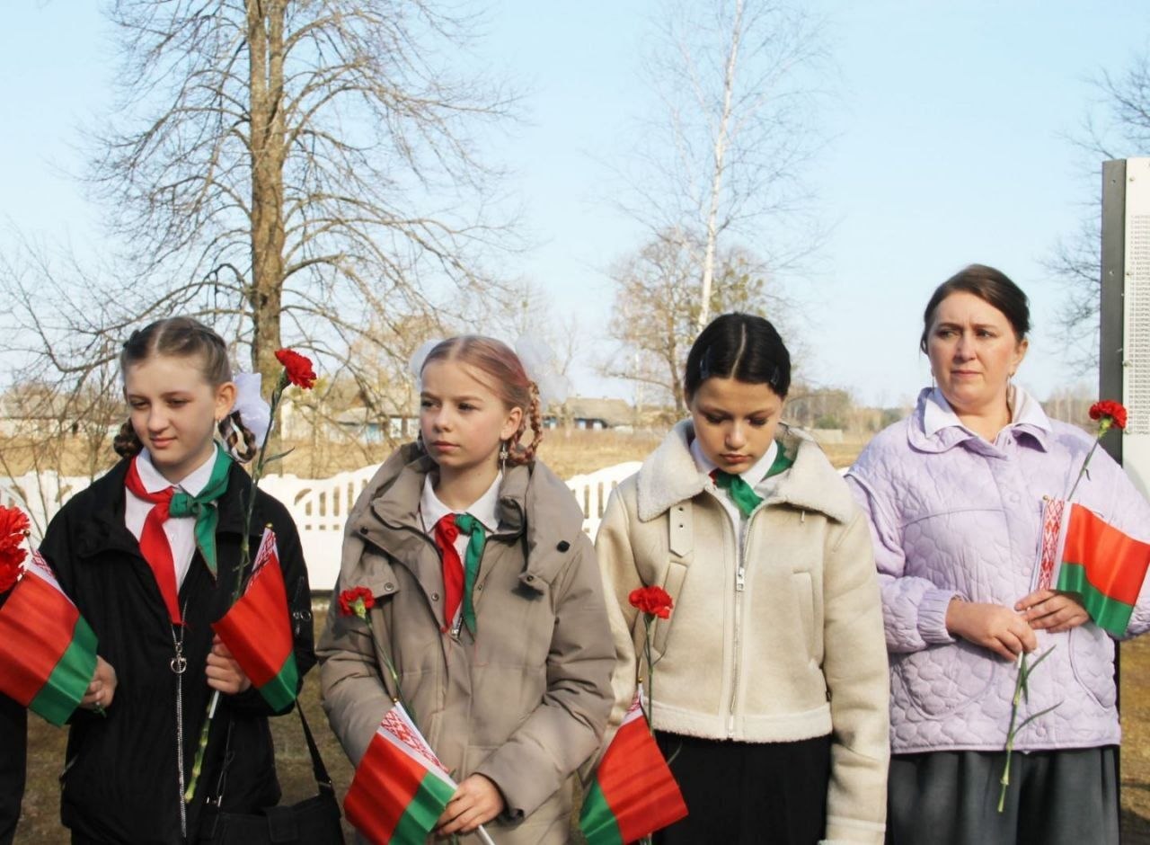 Сёння ў Вялікіх Сялюцічах каля брацкай магілы ахвярам фашызму прайшоў мітынг-рэквіем "Не забудзем ніколі"