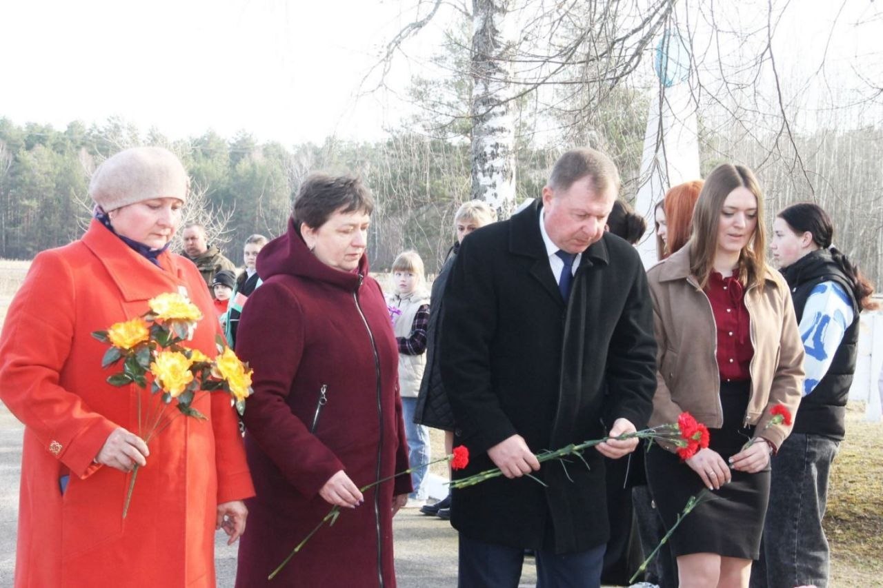 Сёння ў Вялікіх Сялюцічах каля брацкай магілы ахвярам фашызму прайшоў мітынг-рэквіем "Не забудзем ніколі"