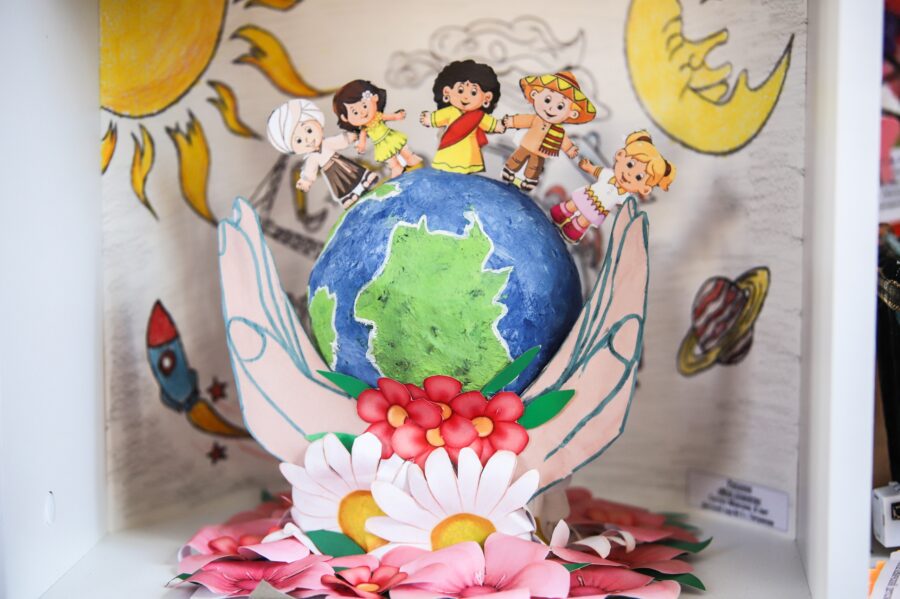 Свет вачыма дзяцей