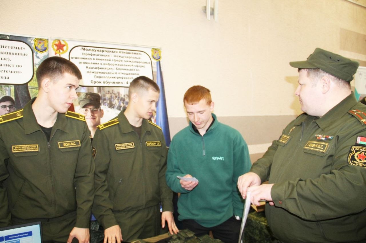 У раённым Доме культуры прайшла ваенна-патрыятычная акцыя “Гатовыя Радзіме служыць”
