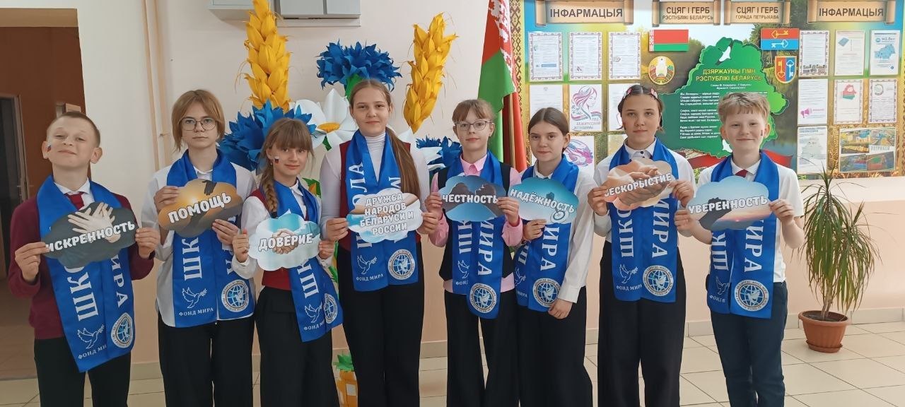 Дружба без границ: «Школа Мира» в объективе фоточелленджа «Две сестры»