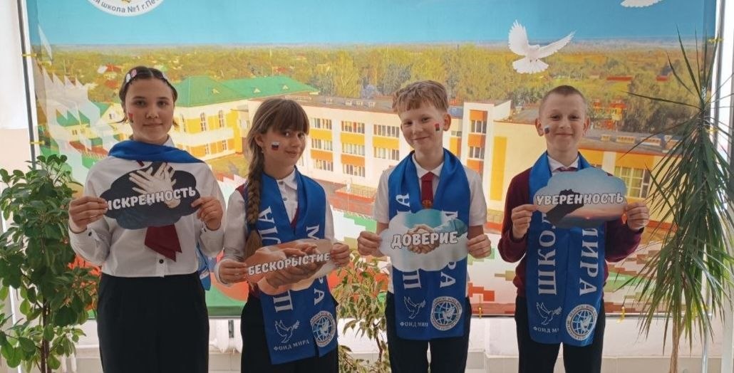 Дружба без границ: «Школа Мира» в объективе фоточелленджа «Две сестры»