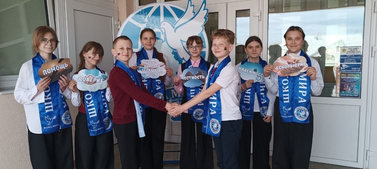 Дружба без границ: «Школа Мира» в объективе фоточелленджа «Две сестры»