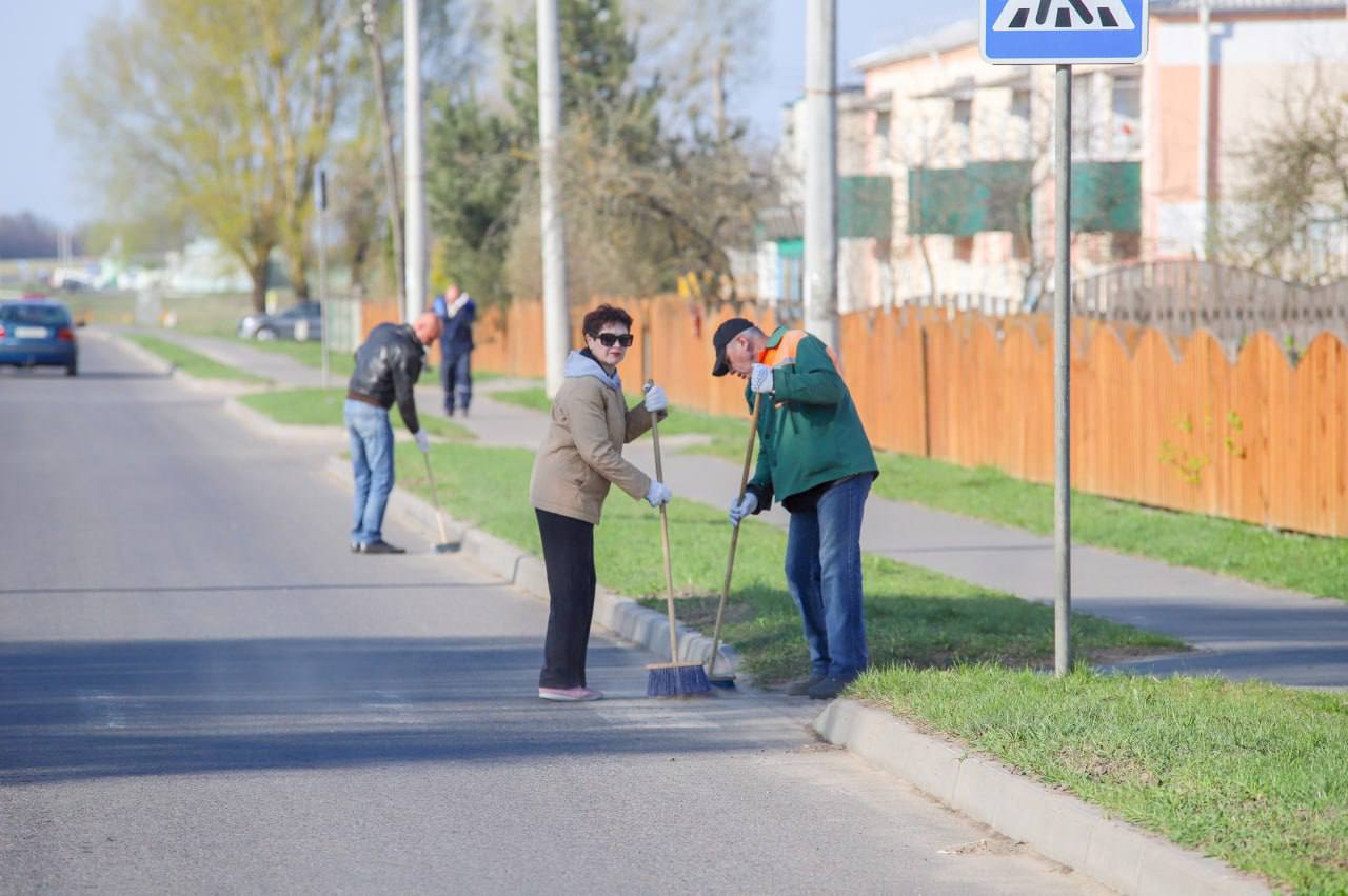 Чище, уютнее, краше: на Петриковщине проходит районный субботник