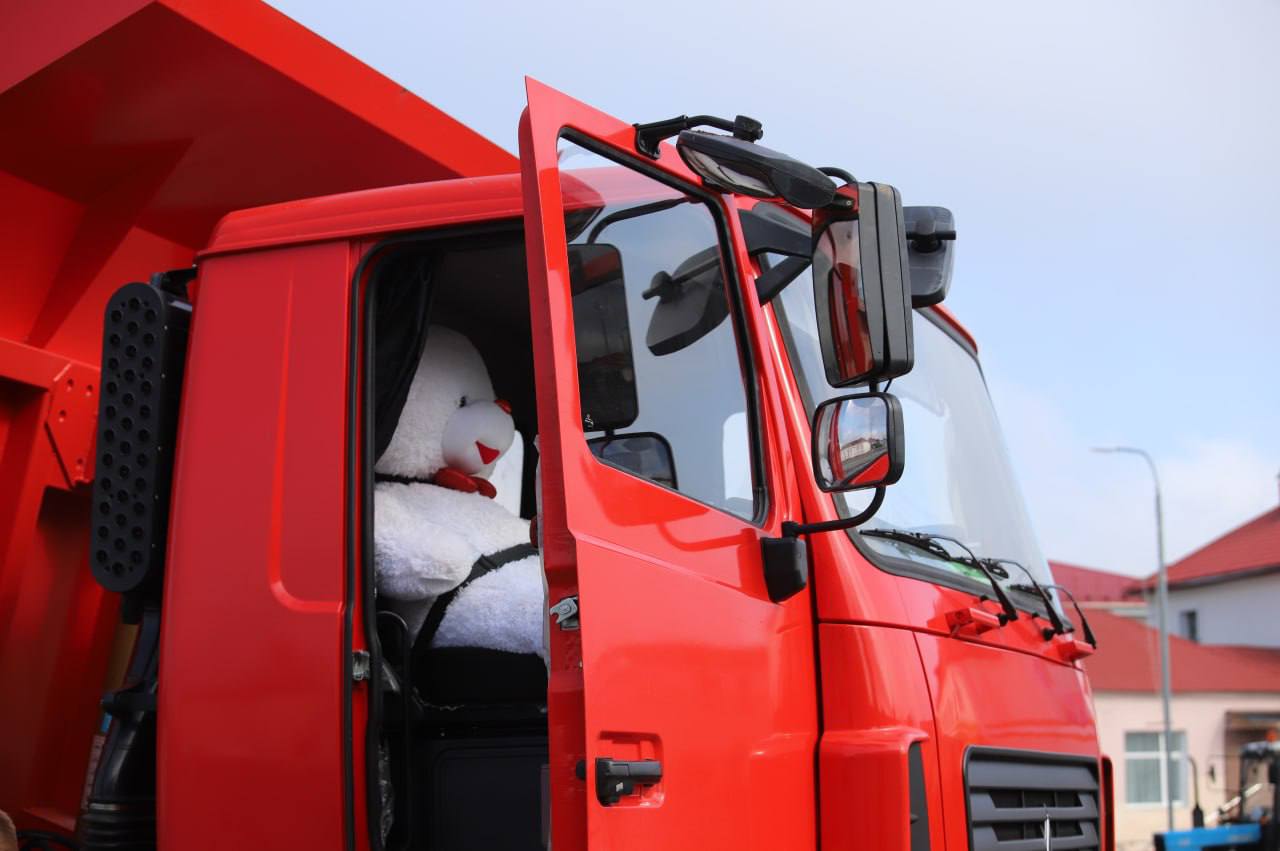 ФОТАФАКТ: Праца кіпіць, а ў кабіне МАЗА - сапраўдны сюрпрыз! 