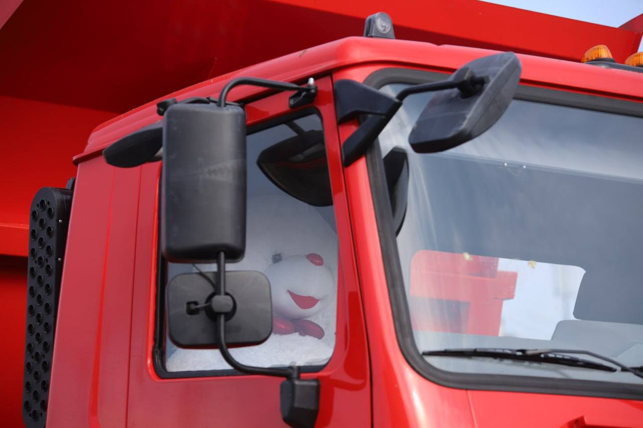 ФОТАФАКТ: Праца кіпіць, а ў кабіне МАЗА - сапраўдны сюрпрыз! 