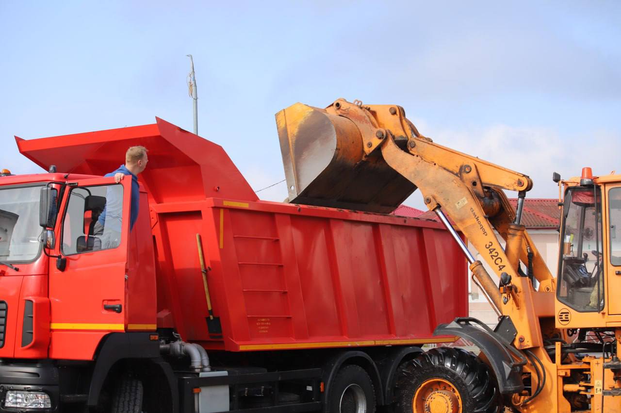 ФОТАФАКТ: Праца кіпіць, а ў кабіне МАЗА - сапраўдны сюрпрыз! 