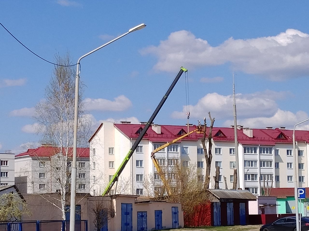 Работы на вуліцы Дружба: Петрыкаўскі райжылкамгас працягвае догляд дрэў