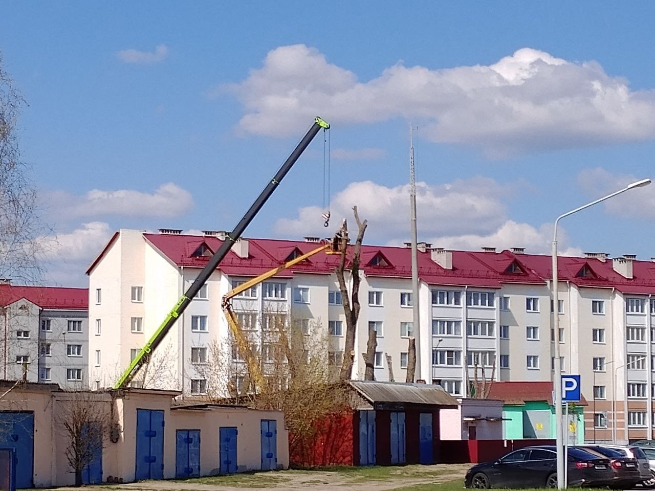 Работы на вуліцы Дружба: Петрыкаўскі райжылкамгас працягвае догляд дрэў