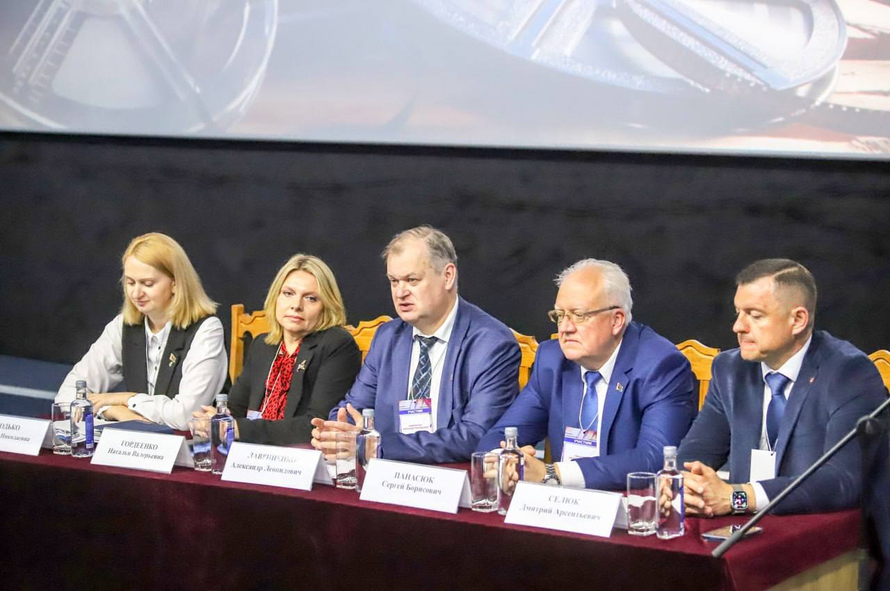 Сёння на базе кінатэатра "Беларусь" праходзіць абласны семінар "Удасканаленне рэпертуарнага планавання кінатэатраў"