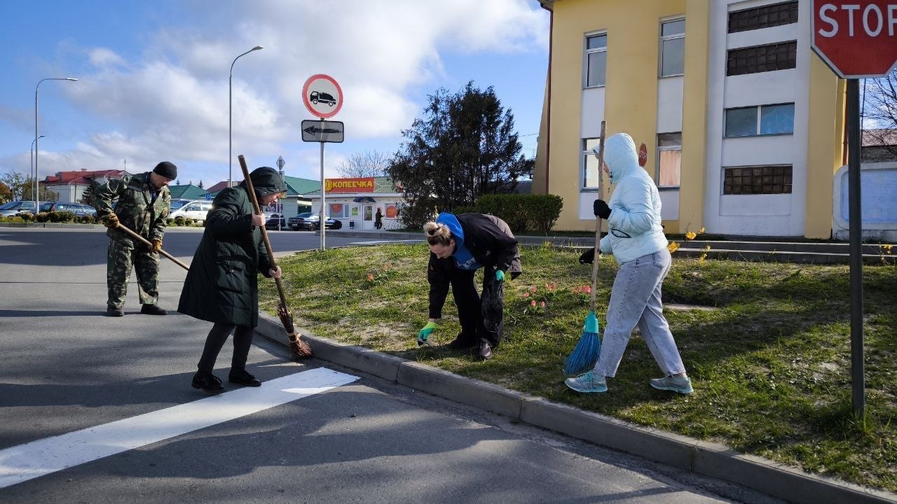 ФОТОРЕПОРТАЖ: В Петриковском районе проходит Республиканский субботник