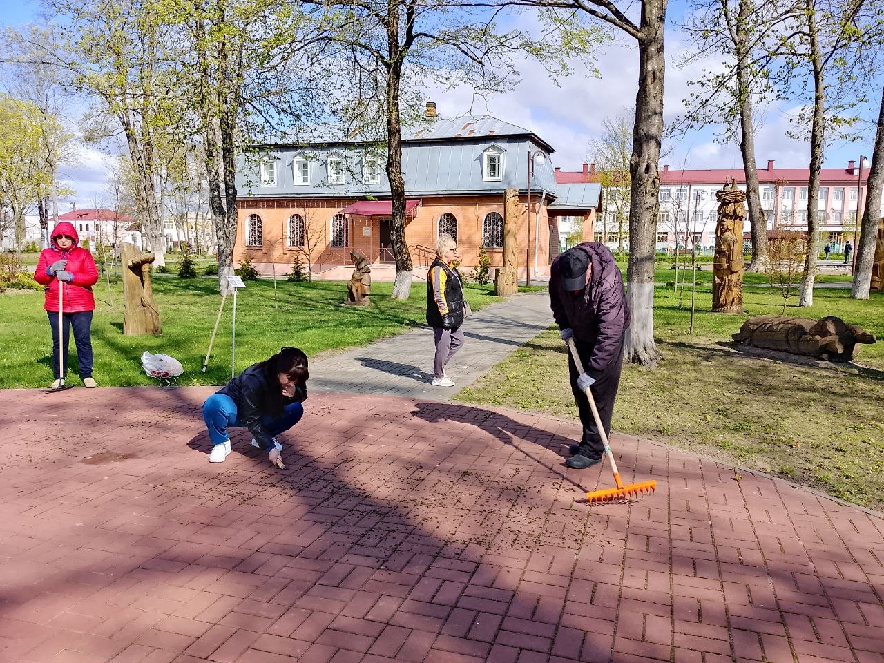 ФОТОРЕПОРТАЖ: В Петриковском районе проходит Республиканский субботник