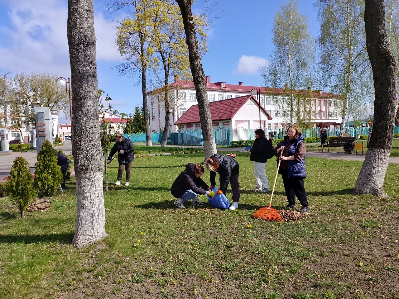 ФОТОРЕПОРТАЖ: В Петриковском районе проходит Республиканский субботник