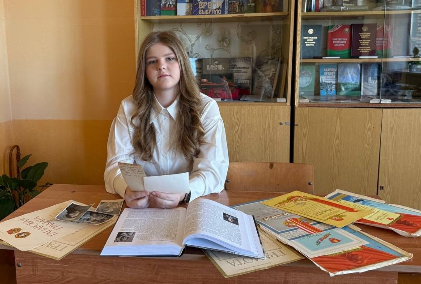 Жанчына на вайне вачыма моладзі