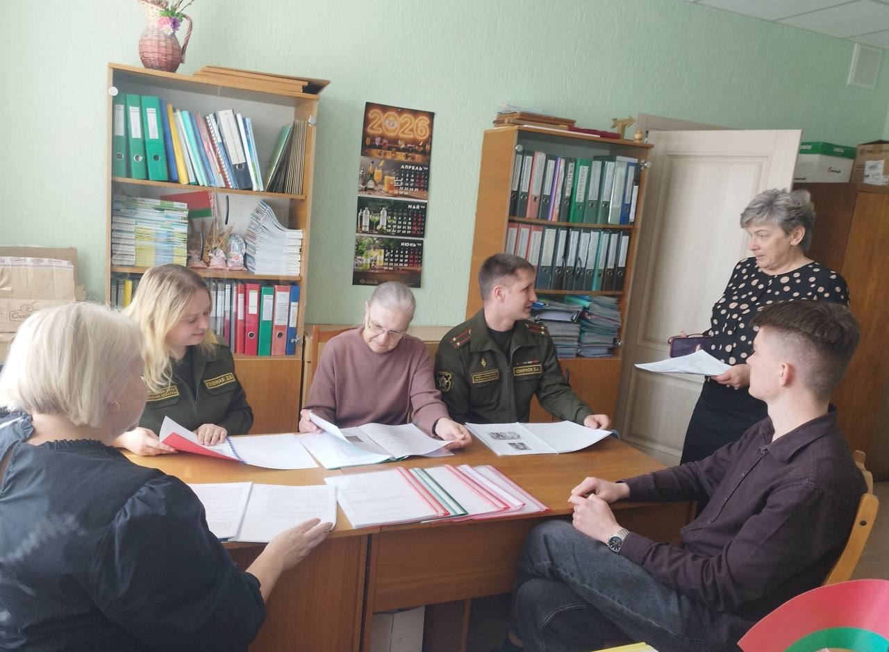 Жанчына на вайне вачыма моладзі