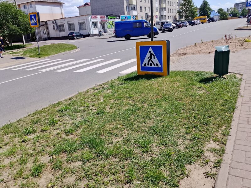 Дарожны знак “прызямліўся” на Луначарскага