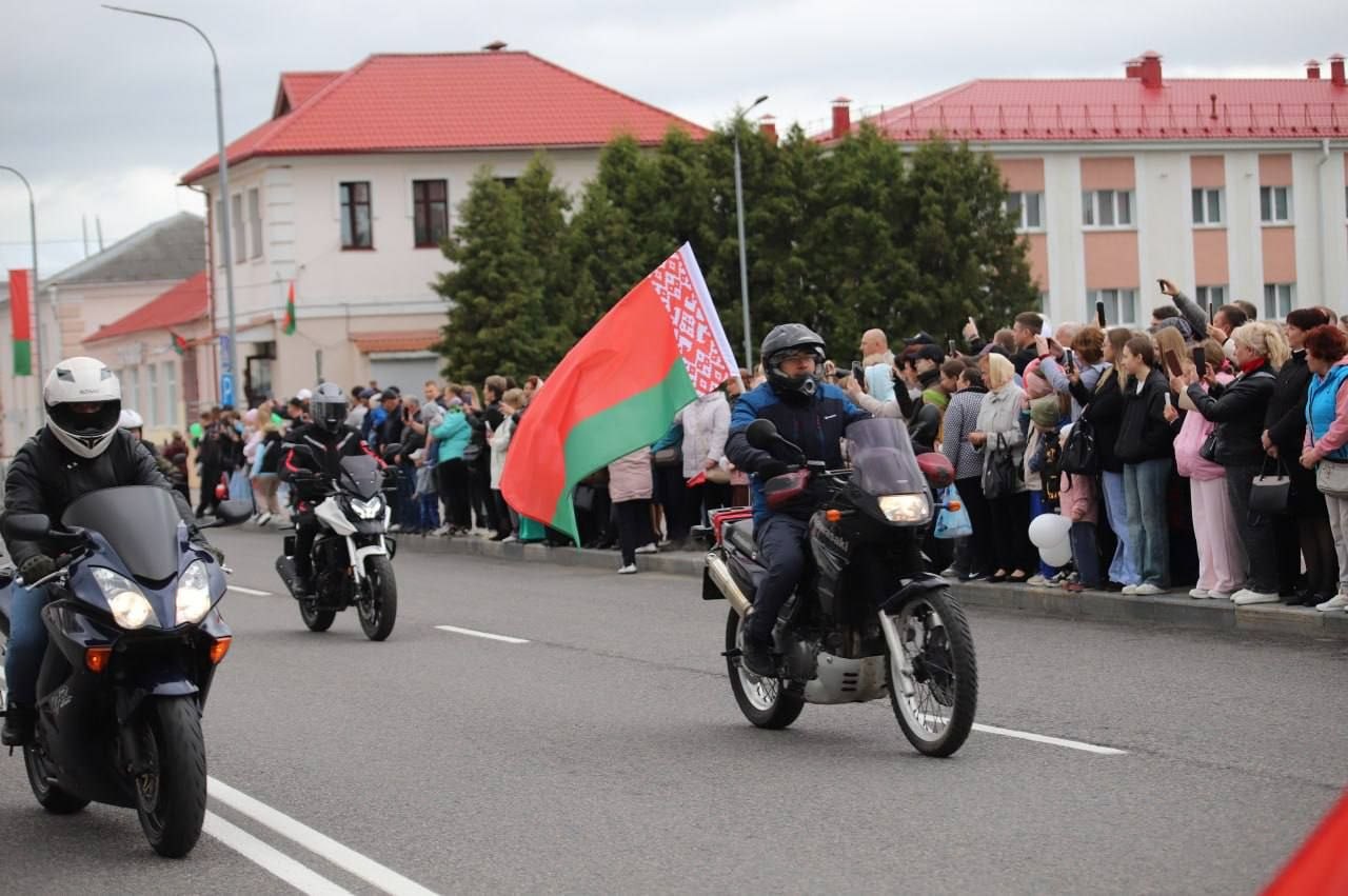 Рев моторов и память сердец: в Петрикове открыли мотосезон в честь Дня Победы!