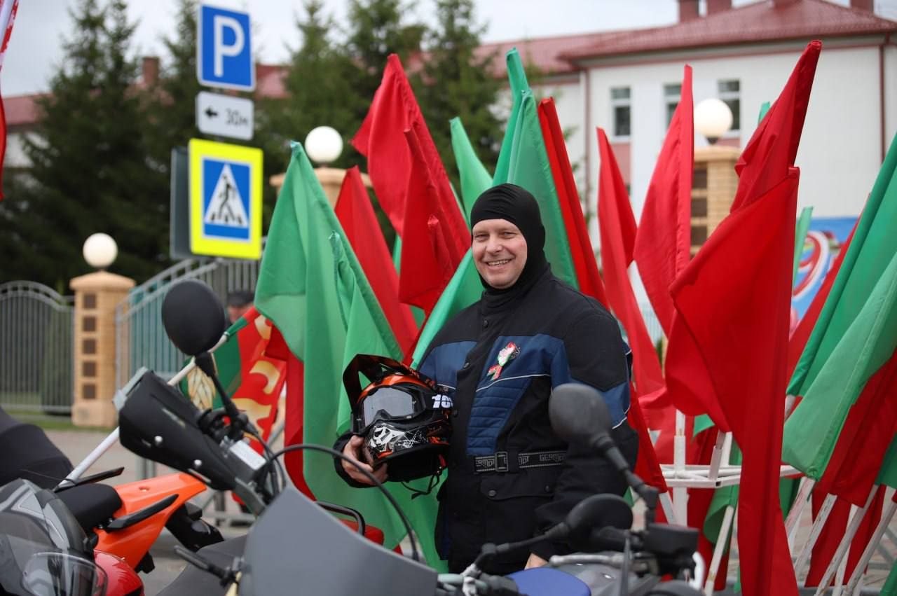 Рев моторов и память сердец: в Петрикове открыли мотосезон в честь Дня Победы!