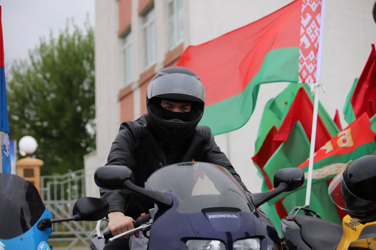 Рев моторов и память сердец: в Петрикове открыли мотосезон в честь Дня Победы!