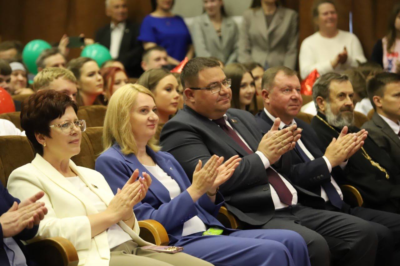 У добры шлях, выпускнік 2026 года! Сёння ў раённым Доме культуры Петрыкаўшчыны развіталіся з выпускнікамі 2026 года