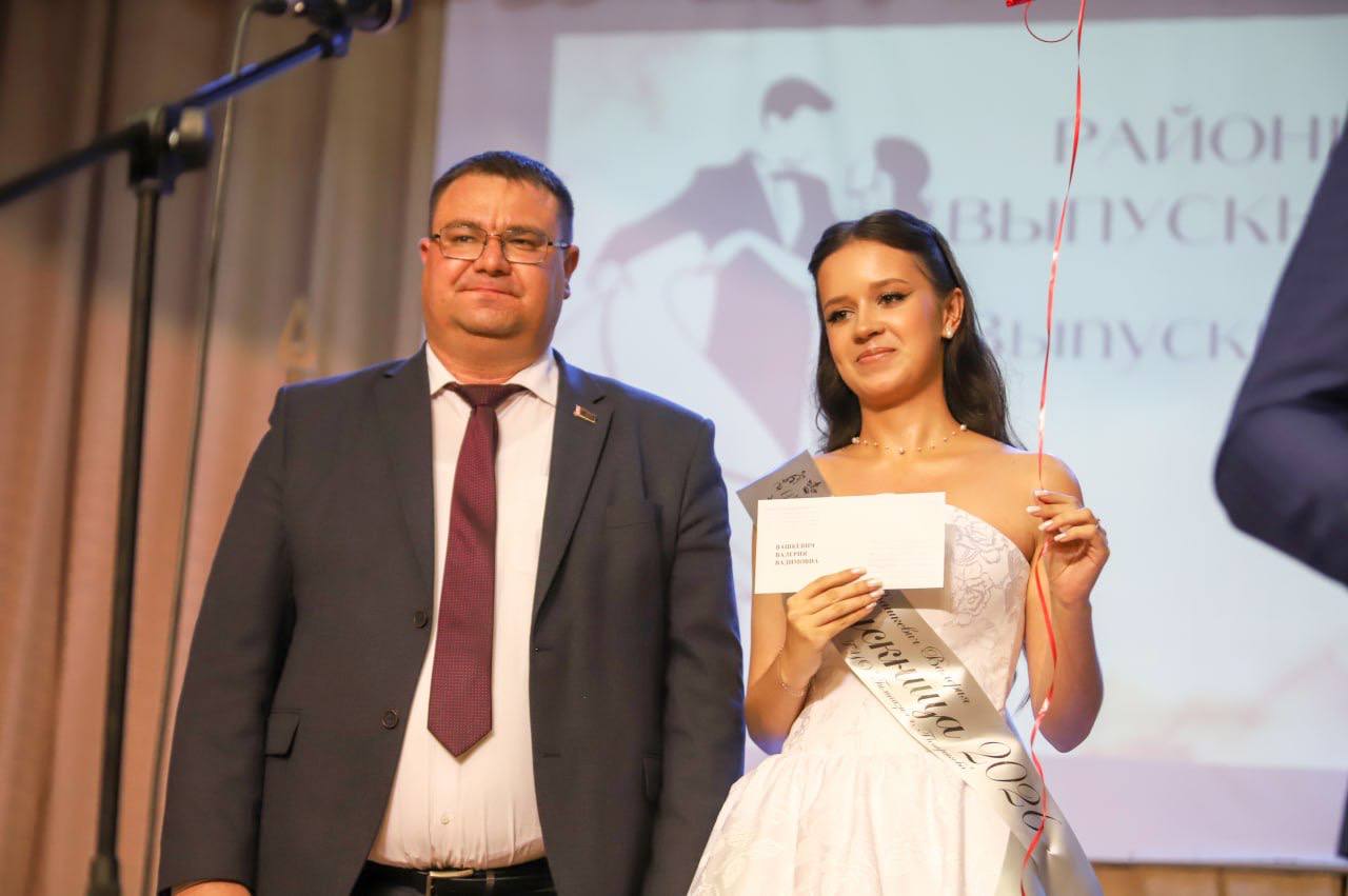 У добры шлях, выпускнік 2026 года! Сёння ў раённым Доме культуры Петрыкаўшчыны развіталіся з выпускнікамі 2026 года