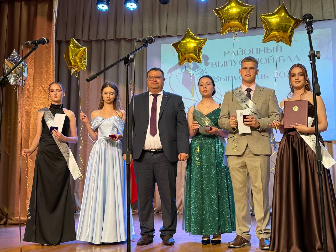 У добры шлях, выпускнік 2026 года! Сёння ў раённым Доме культуры Петрыкаўшчыны развіталіся з выпускнікамі 2026 года
