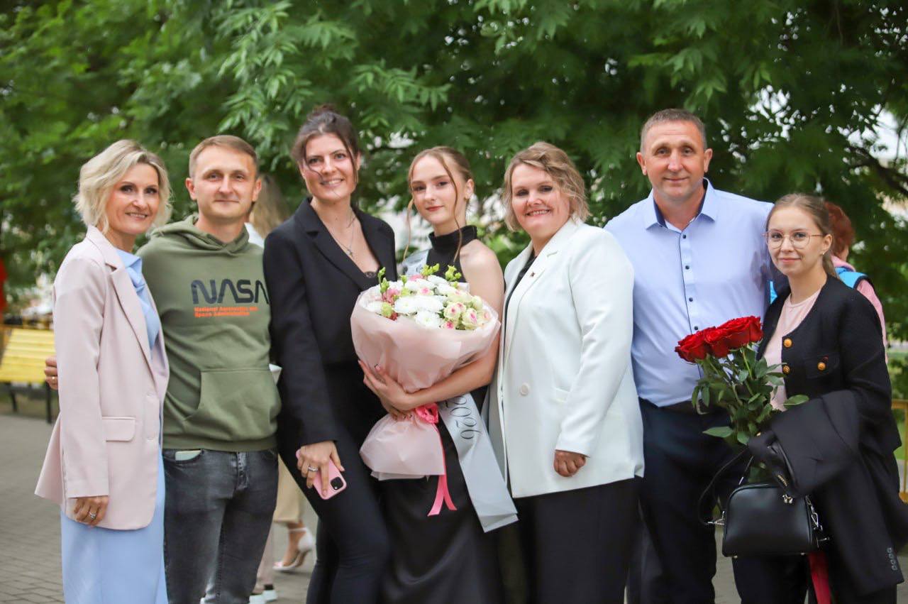 У добры шлях, выпускнік 2026 года! Сёння ў раённым Доме культуры Петрыкаўшчыны развіталіся з выпускнікамі 2026 года