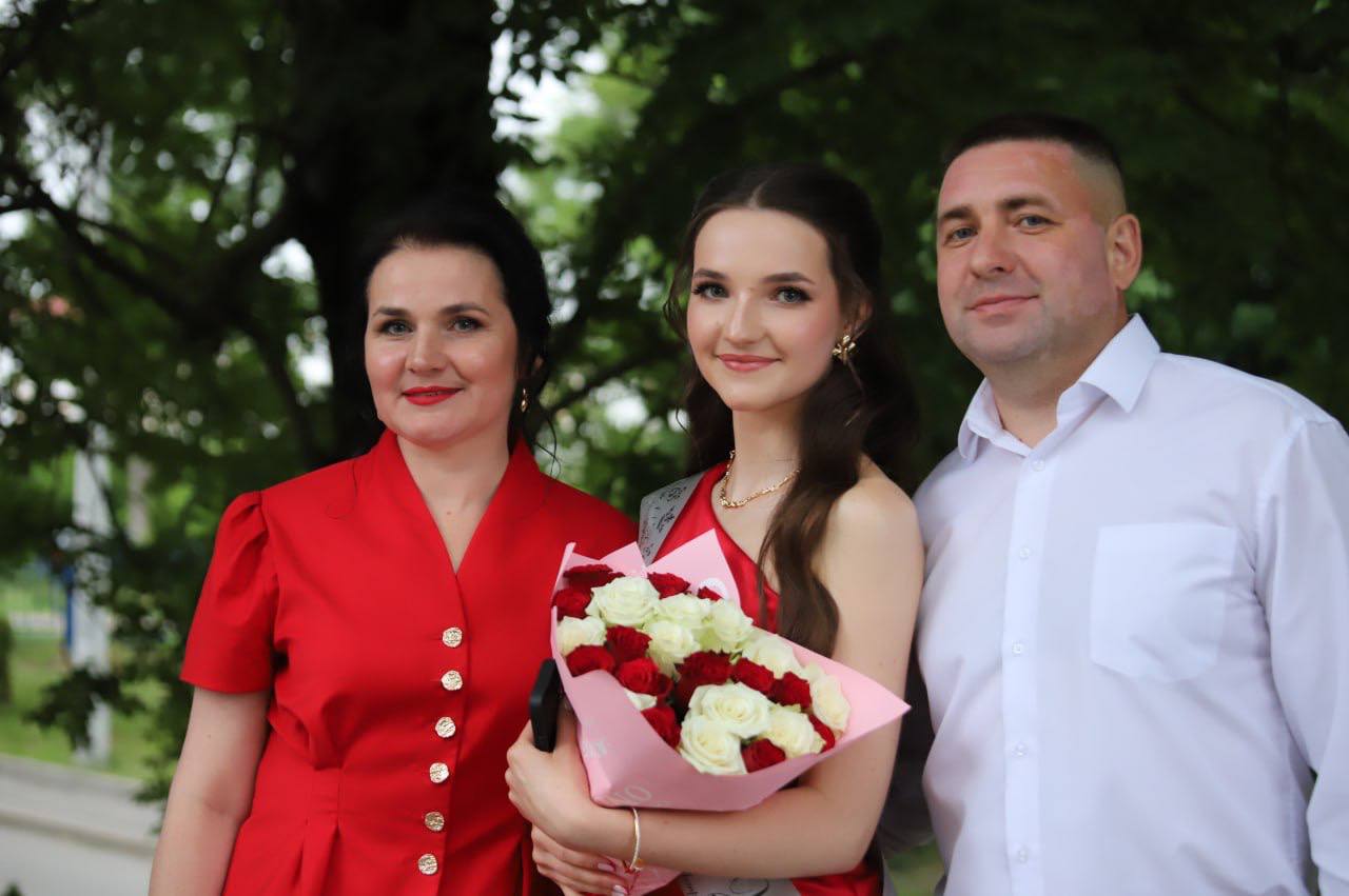 У добры шлях, выпускнік 2026 года! Сёння ў раённым Доме культуры Петрыкаўшчыны развіталіся з выпускнікамі 2026 года