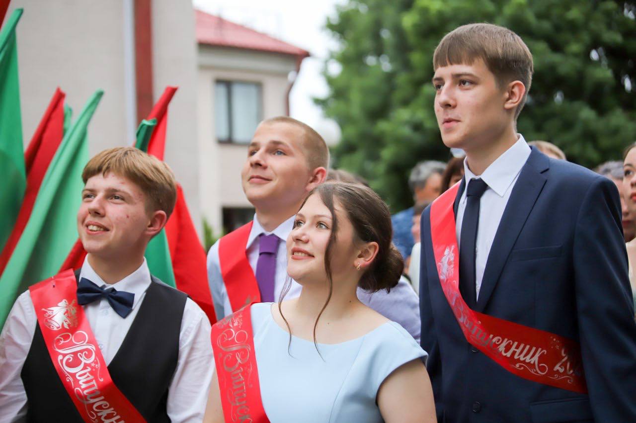 У добры шлях, выпускнік 2026 года! Сёння ў раённым Доме культуры Петрыкаўшчыны развіталіся з выпускнікамі 2026 года