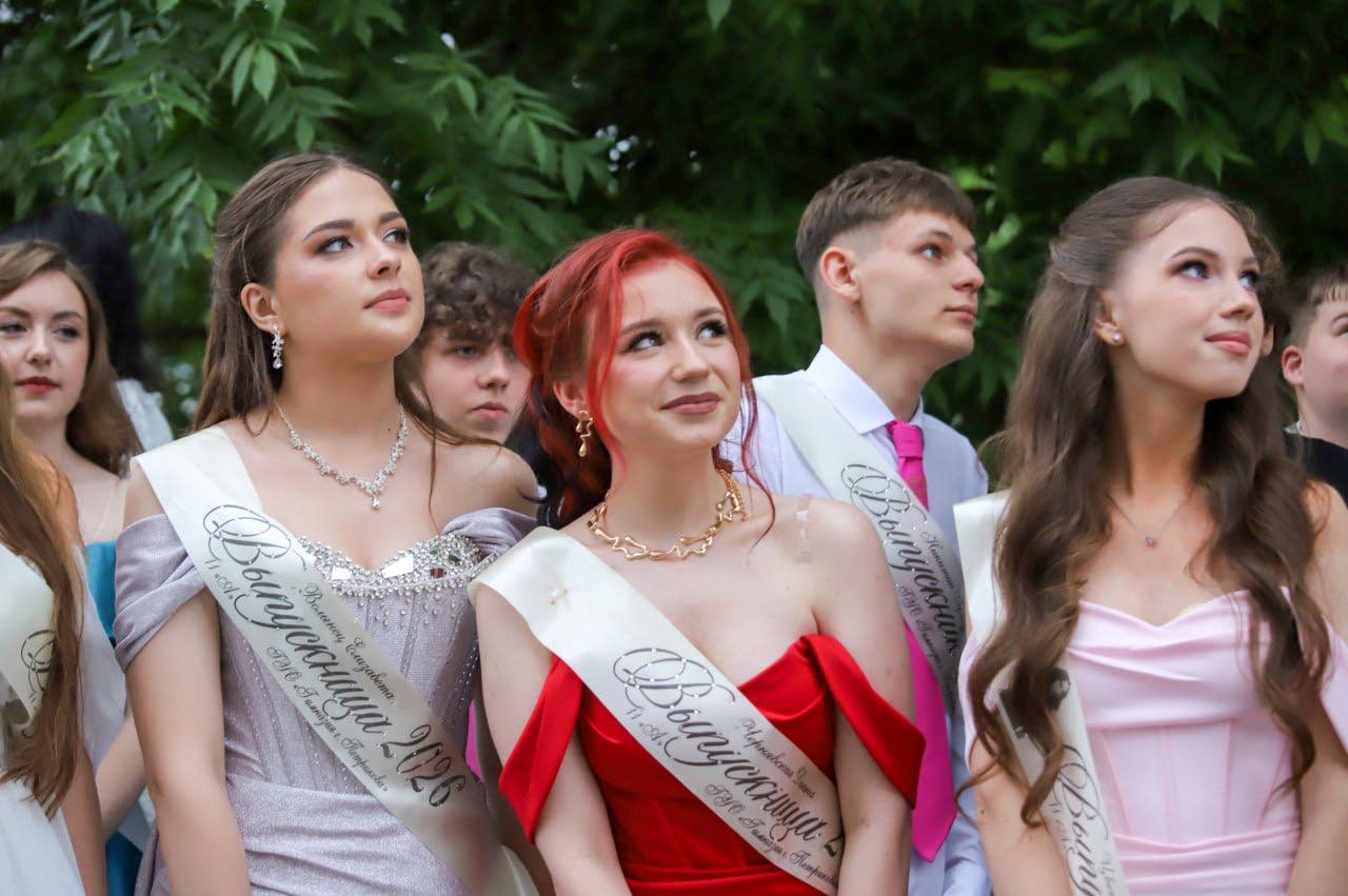 У добры шлях, выпускнік 2026 года! Сёння ў раённым Доме культуры Петрыкаўшчыны развіталіся з выпускнікамі 2026 года