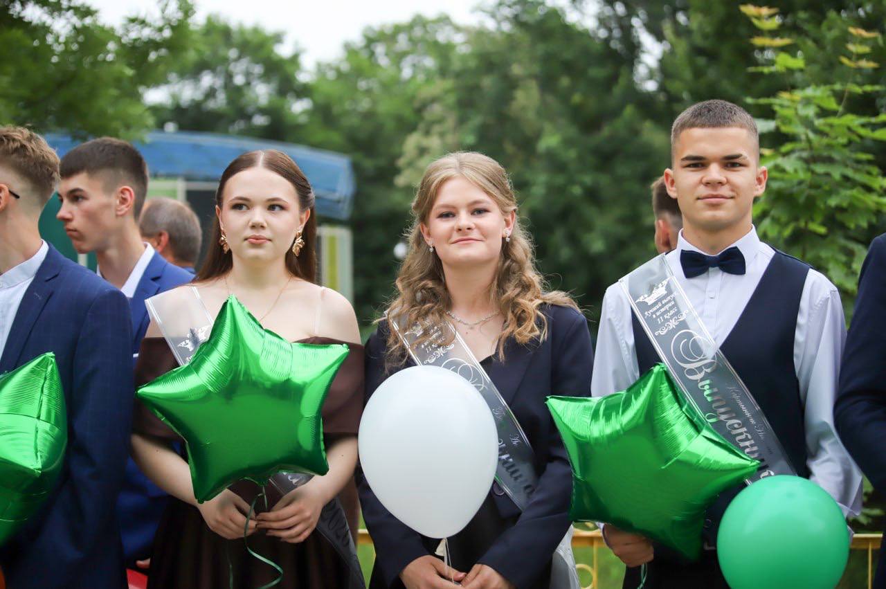 У добры шлях, выпускнік 2026 года! Сёння ў раённым Доме культуры Петрыкаўшчыны развіталіся з выпускнікамі 2026 года