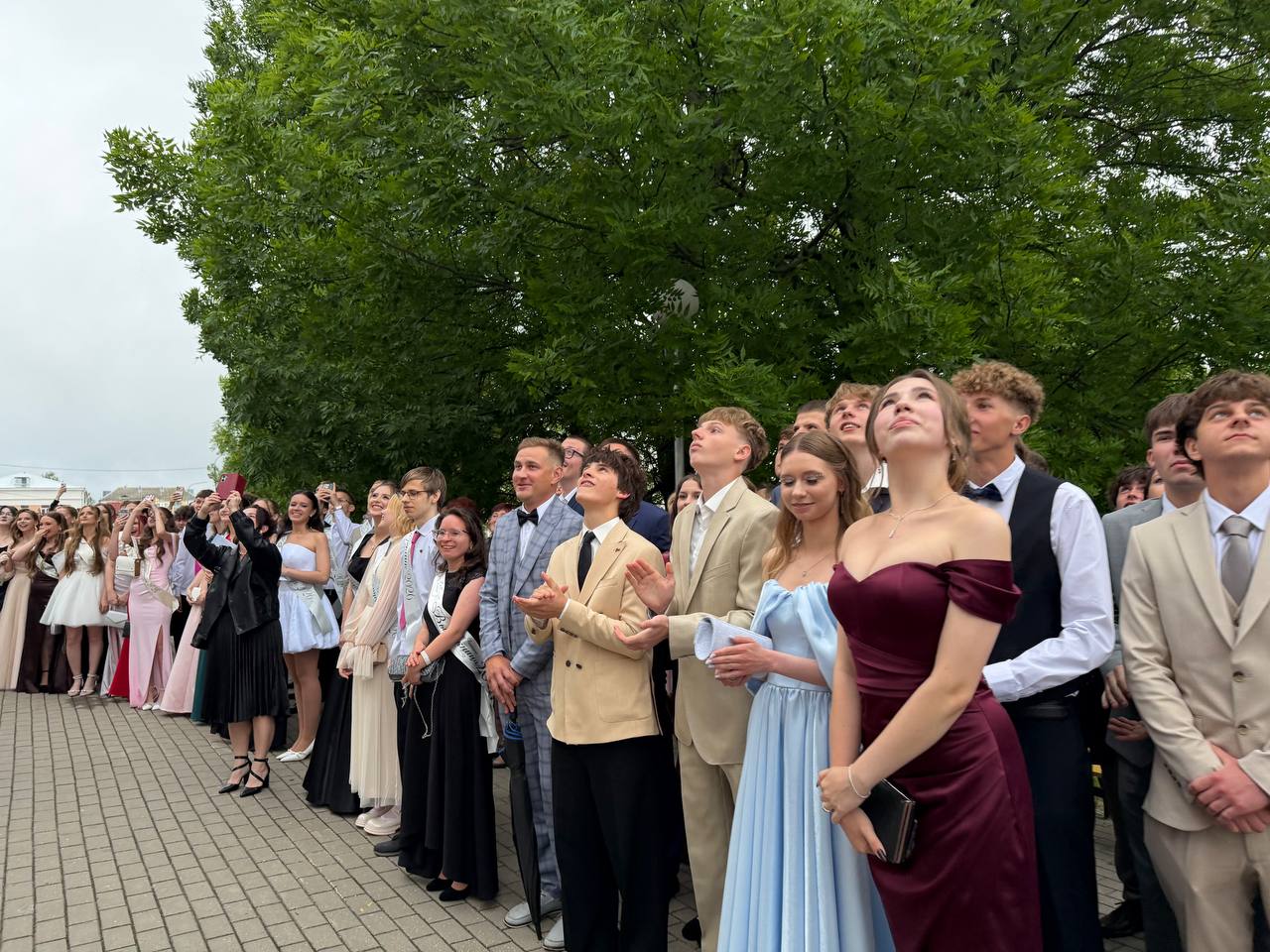 У добры шлях, выпускнік 2026 года! Сёння ў раённым Доме культуры Петрыкаўшчыны развіталіся з выпускнікамі 2026 года