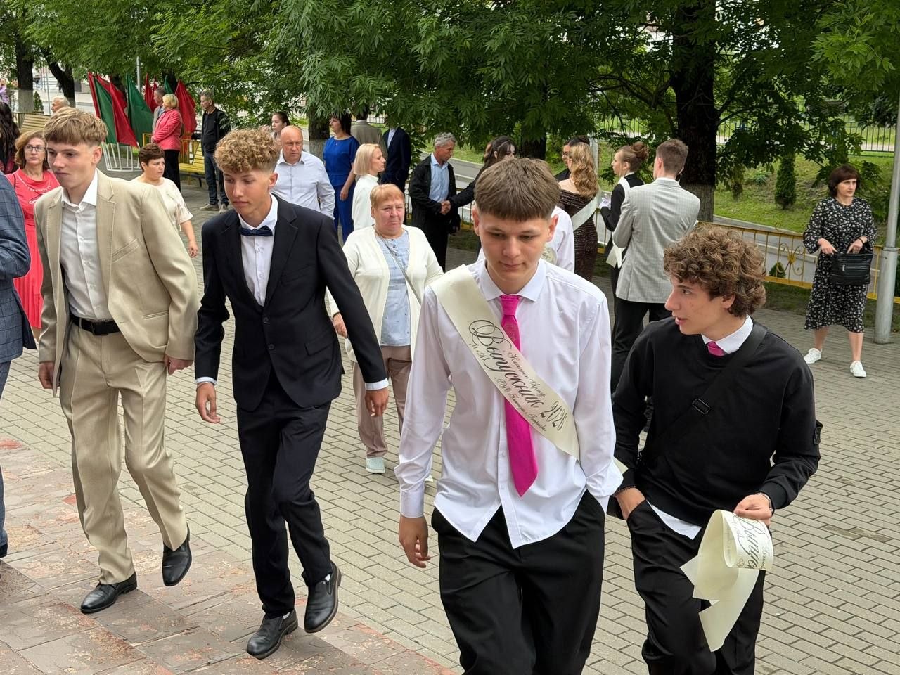 У добры шлях, выпускнік 2026 года! Сёння ў раённым Доме культуры Петрыкаўшчыны развіталіся з выпускнікамі 2026 года