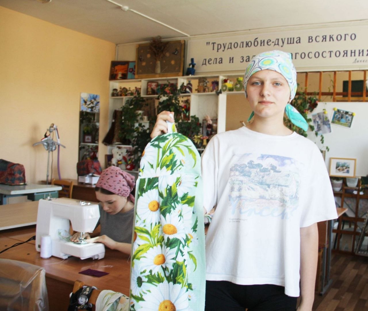 Працоўны атрад па пашыве ручнікоў і сурвэтак паспяхова працуе на базе першай гарадской школы