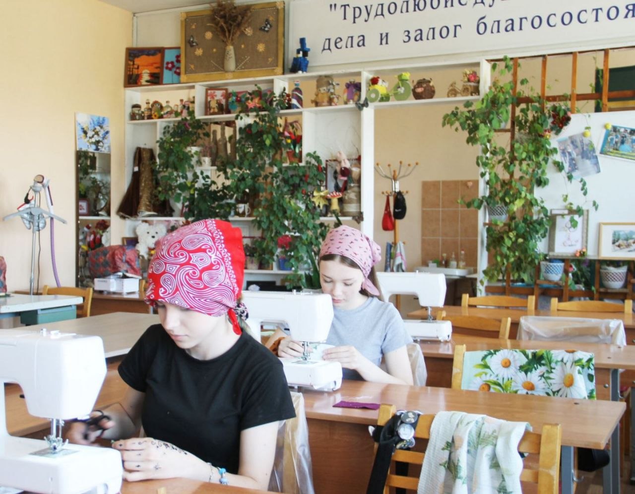 Працоўны атрад па пашыве ручнікоў і сурвэтак паспяхова працуе на базе першай гарадской школы