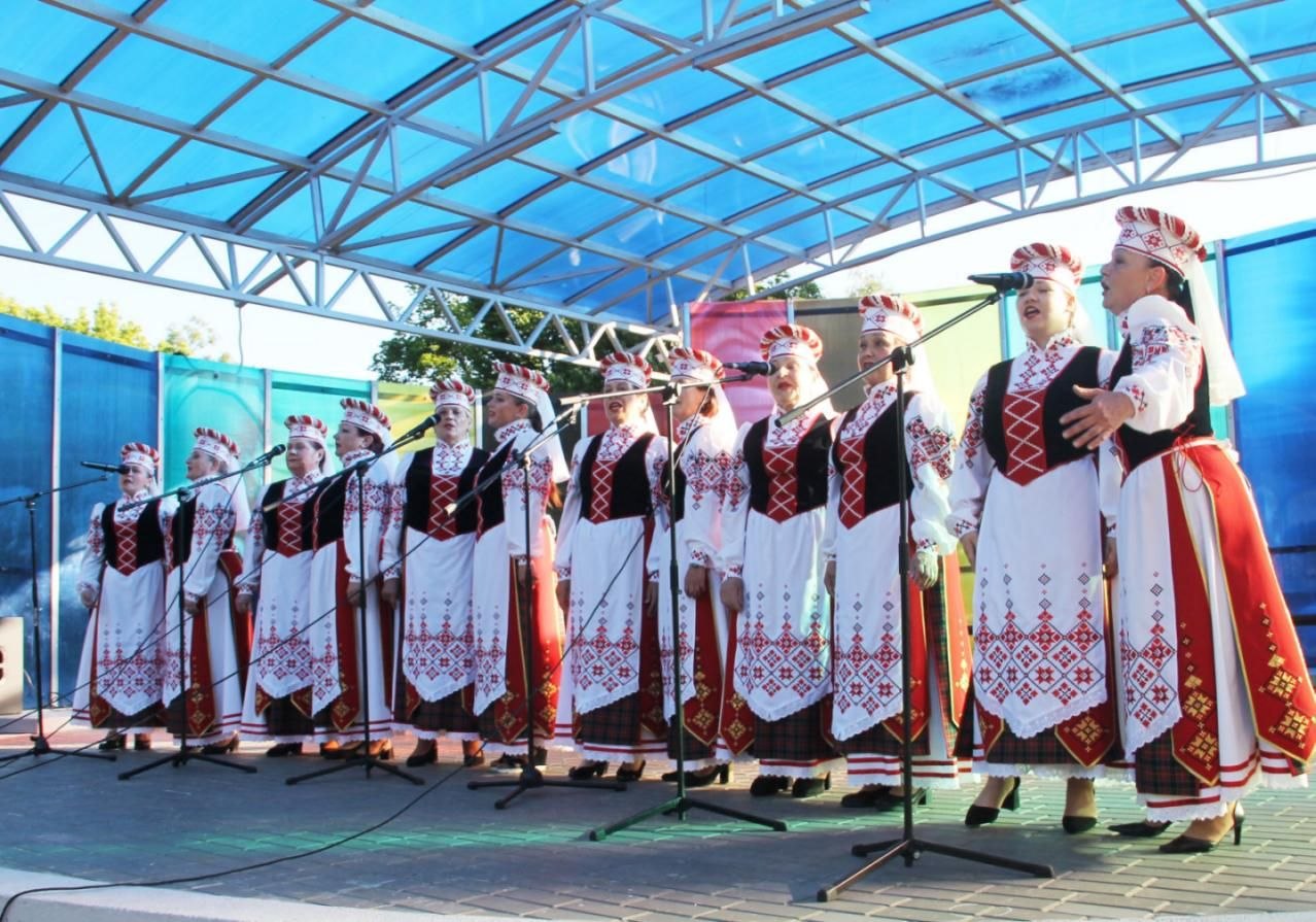 Петрыкаўскія артысты радуюць землякоў