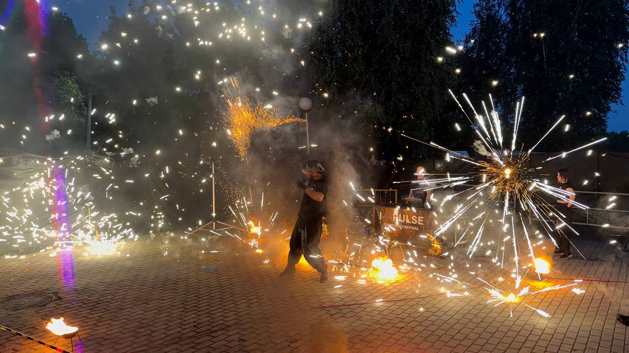 ФОТОФАКТ: сегодня площадка у Дома культуры превратилась в центр притяжения молодежи города!