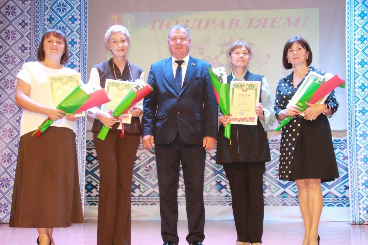 ФОТАРЭПАРТАЖ: сёння ў раённым Доме культуры прайшла жнівеньская канферэнцыя педагагічных работнікаў
