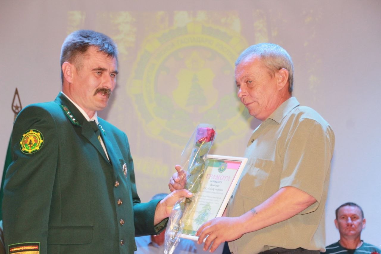 Святло зялёнага багацця: Пятрыкаўшчына віншуе ахоўнікаў лесу!